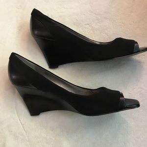 Ellen Tracy Peep Toe Wedge Pumps size 10